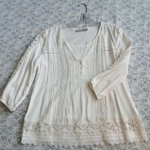 Solitaire white peasant tunic with lace accents Size L
